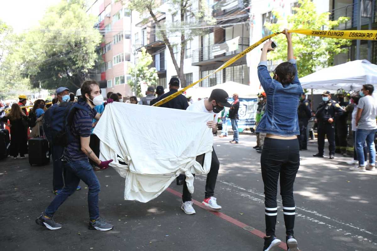 Los inquilinos ingresaron esta tarde por algunas pertenencias al edificio en avenida Coyoacán. (Juan Carlos Bautista)