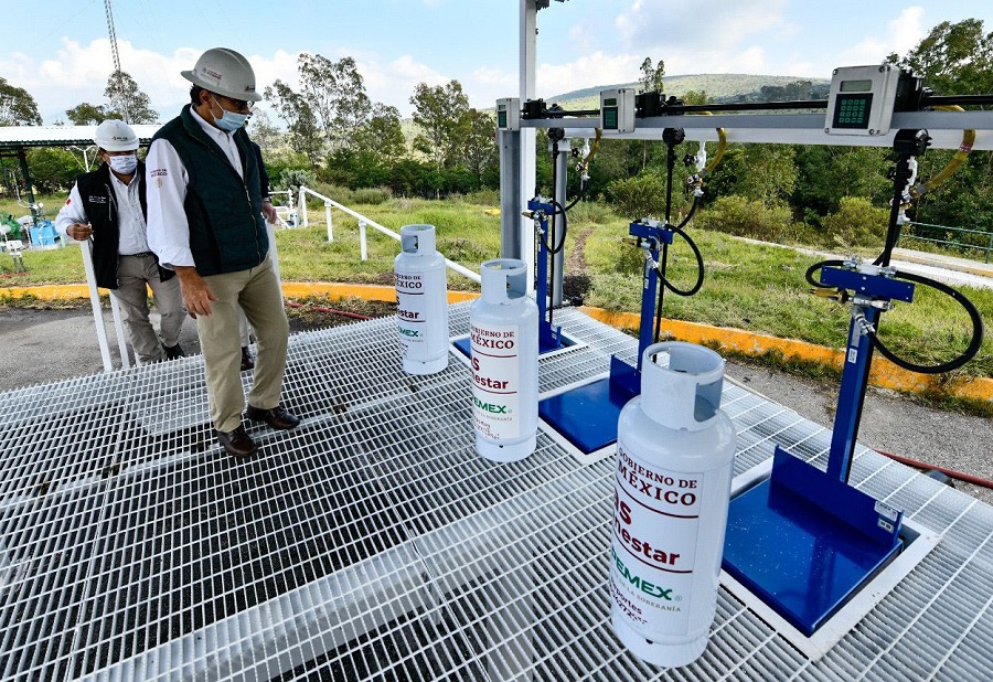 Llenado de los tanques en las terminales de distribución de gas licuado en Tepeji del Río y Tula, Hidalgo. (Especial)