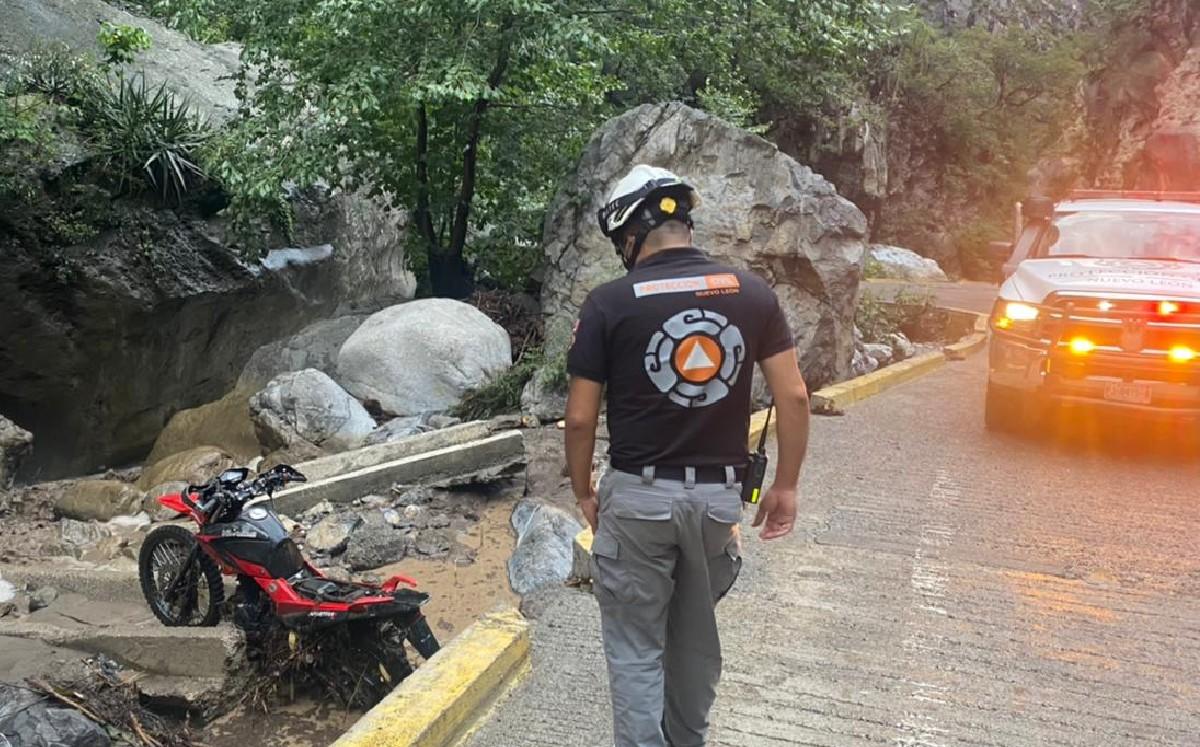 Mueren dos menores al ser arrastrados por el agua cuando paseaban en motocicleta. Foto: Especial
