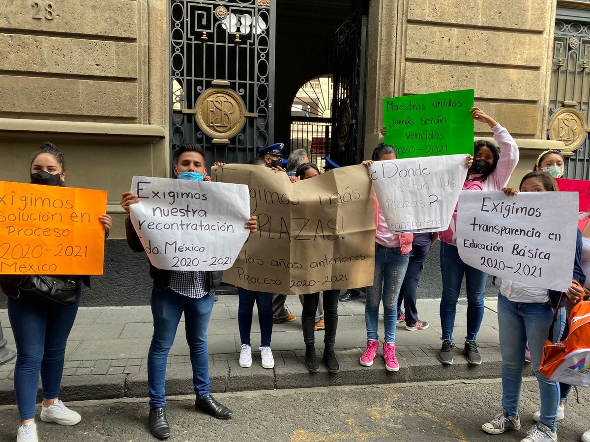 Por medio de pancartas y carteles, los maestros exigen transparencia. (Foto: especial)