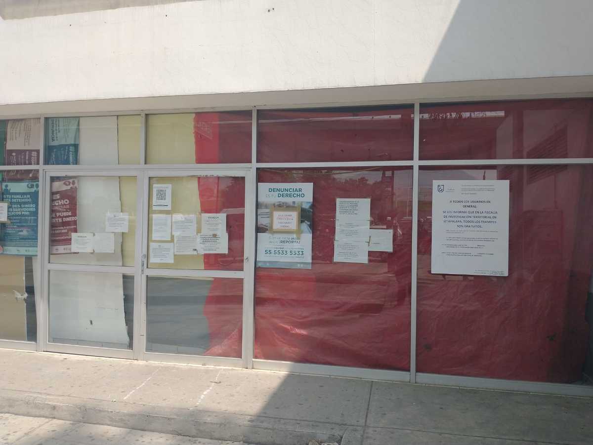 La puerta de las instalaciones de la Fiscalía fue tapada con una lona. (Especial)
