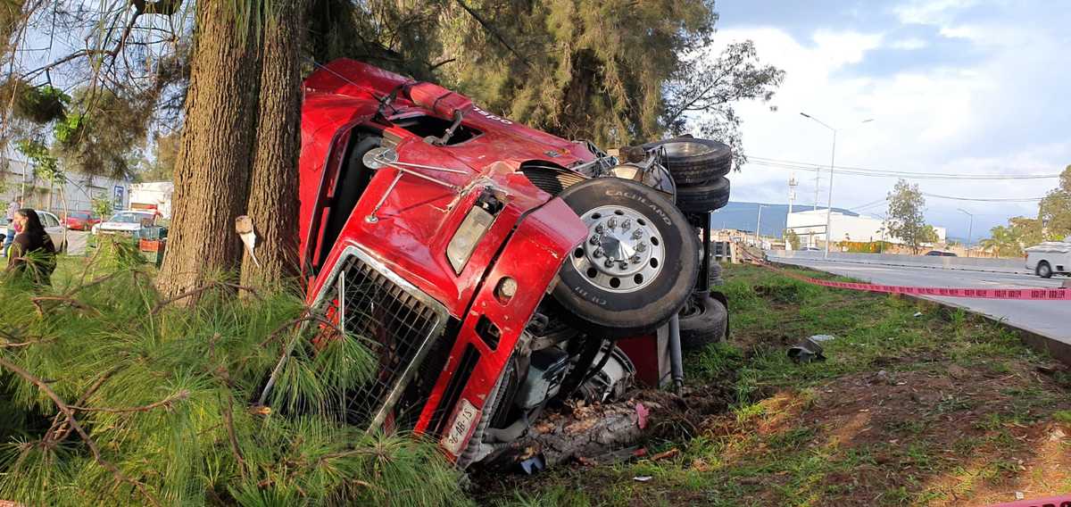 Tráiler con 20 toneladas de aguacate sufre volcadura (Juan Carlos Munguía)