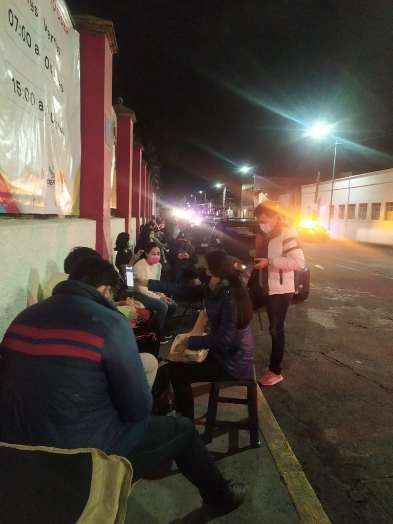 Algunos jóvenes han llegado hasta 16 horas antes de que abran los puntos de vacunación.