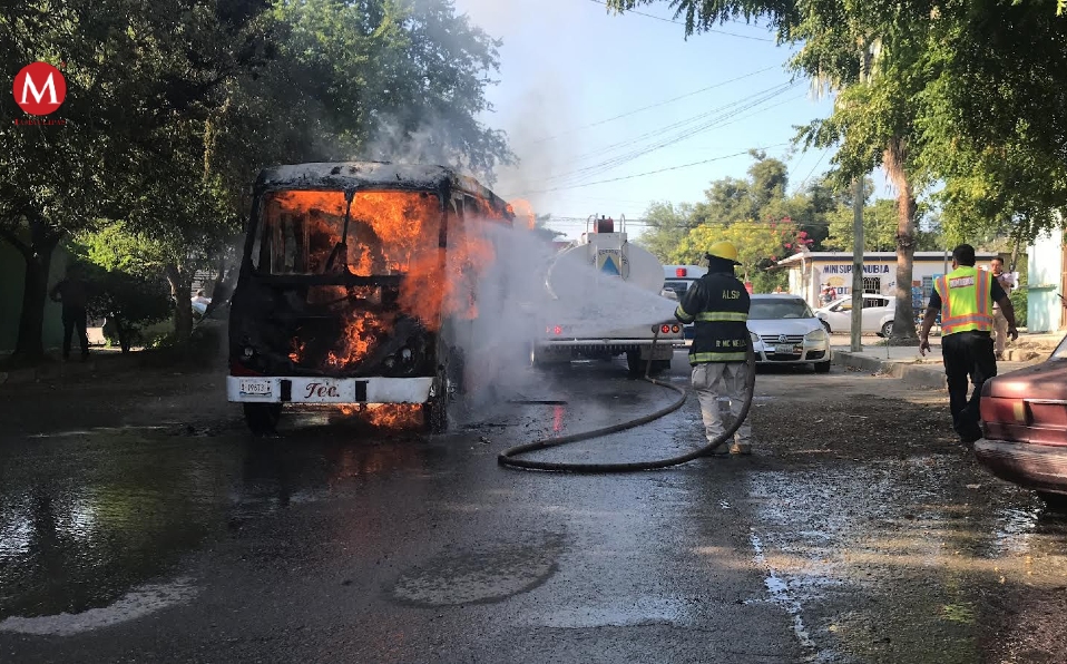 Asaltan e incendias microbús en ciudad Victoria (Cortesía)