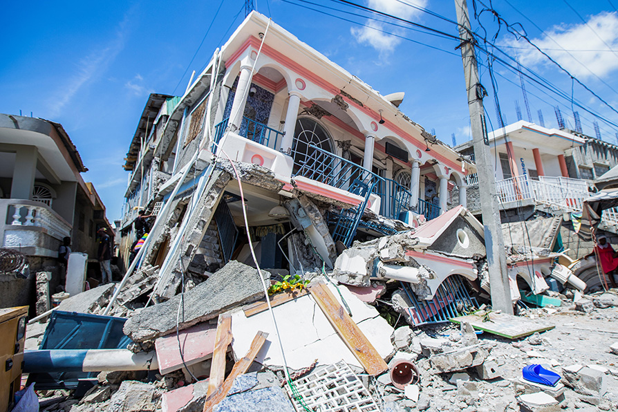 Se calcula que al menos 30 mil personas quedaron sin hogar tras el terremoto. | Reuters