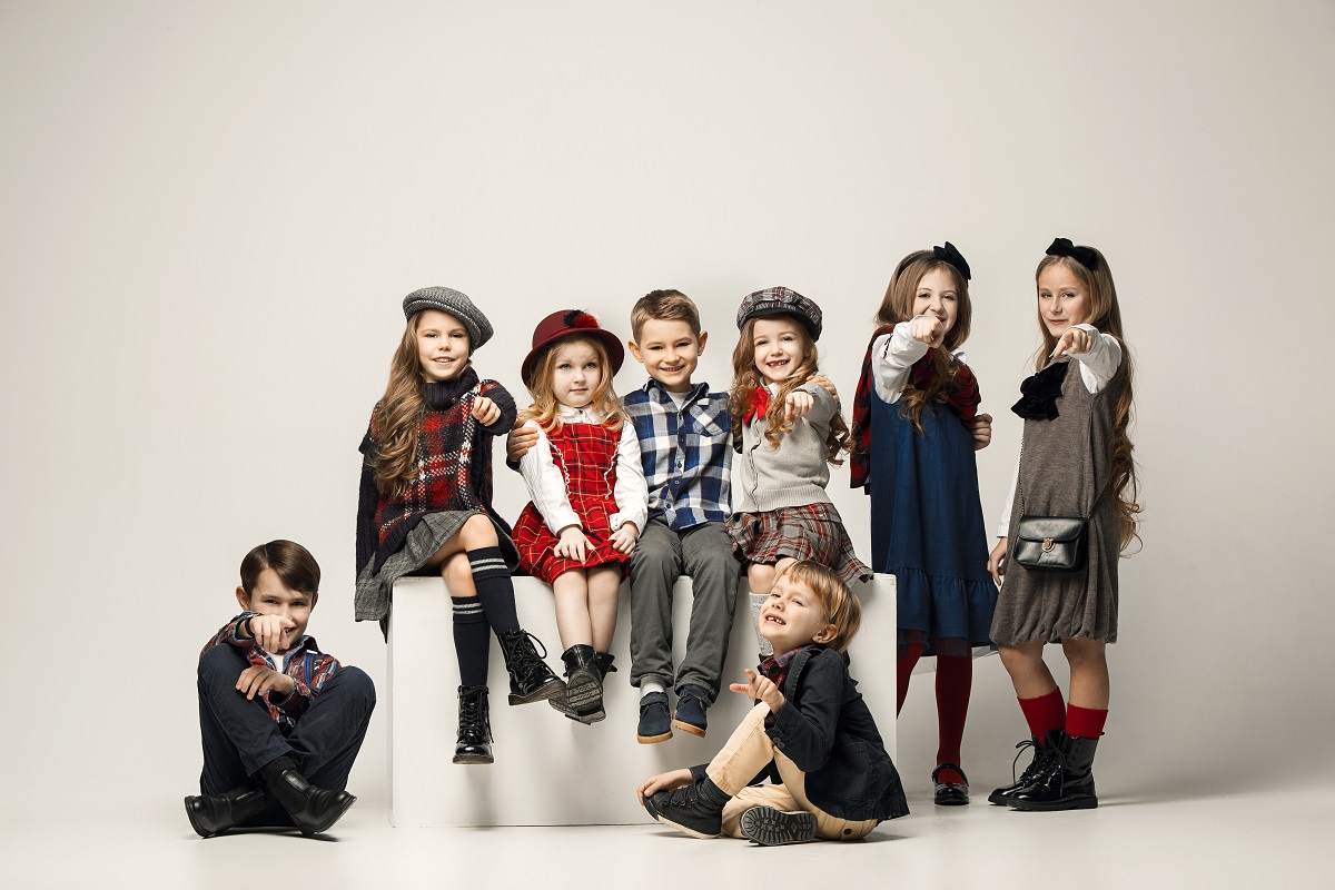 El calzado de los niños debe ser cómodo, seguro y ligero. (freepik.es)
