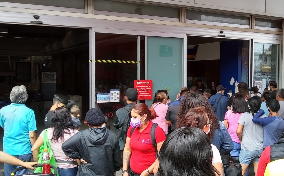 El centro comercial fue desalojado para los trabajos de la policía. (Especial)