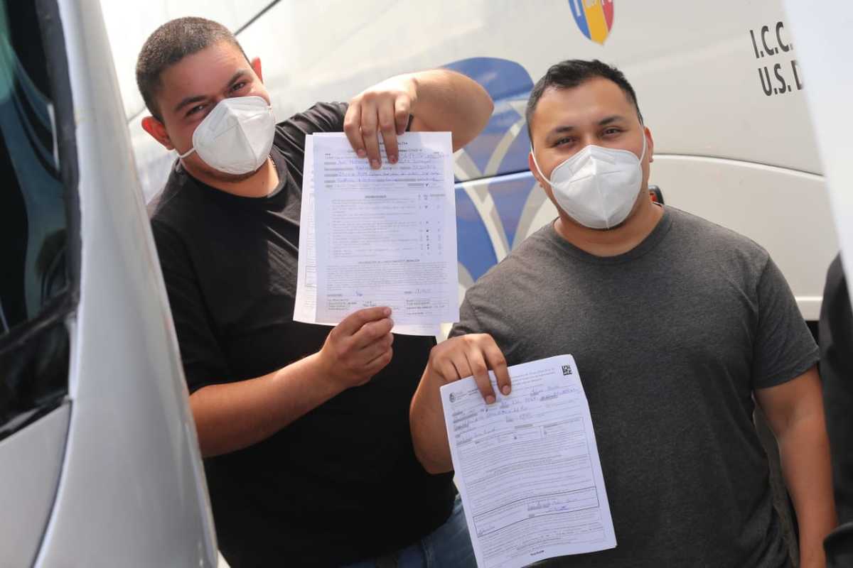 A todos se les entregó un certificado de vacunación. Foto: Roberto Alanís