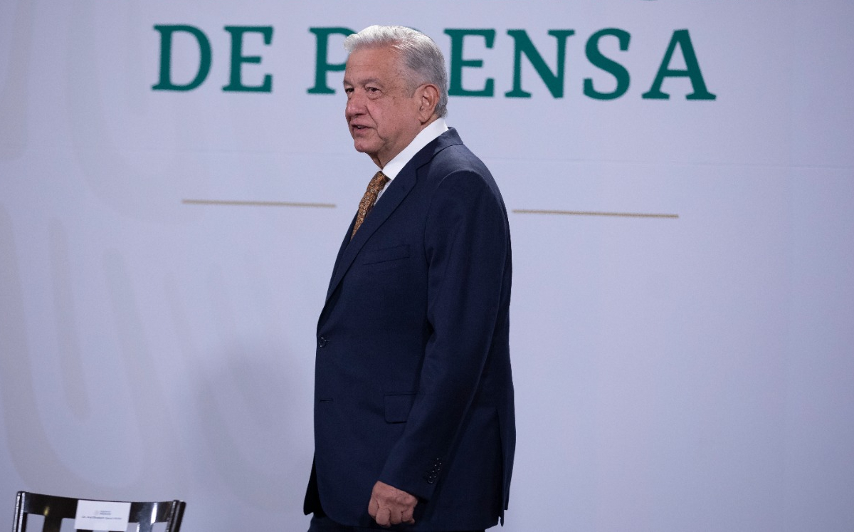 El mandatario llegando a su conferencia de prensa de hoy, en Palacio Nacional. (Cortesía)