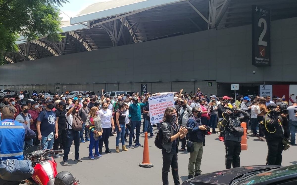 Los ex policías federales cerraron los accesos a la Terminal 1 del AICM. | Ramón Ramírez