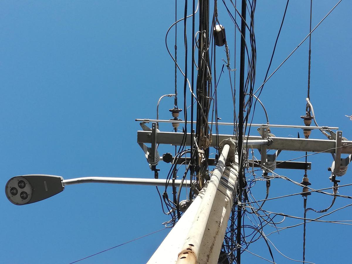 En postes de León se han detectado cables obsoletos, por lo que se busca retirarlos. Dany Béjar.