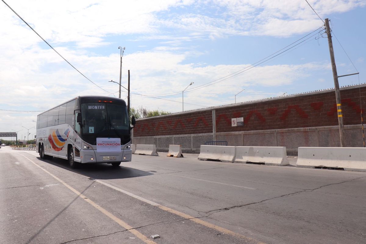 Regiomontanos cruzaron por Nuevo Laredo a Texas para vacunarse contra el covid-19.