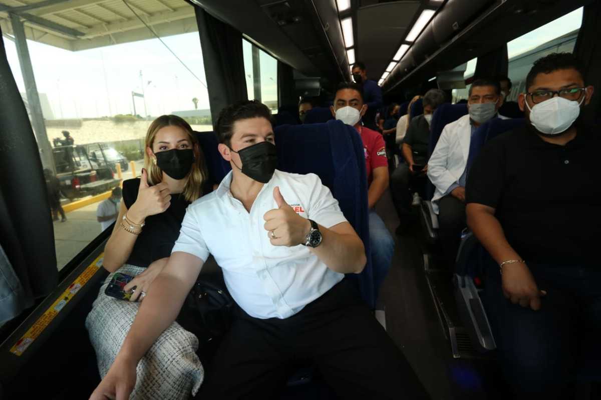 Samuel García y trabajadores de NL reciben vacuna covid en frontera con Texas. Foto: Roberto Alanís.
