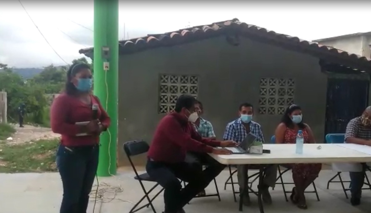 En una asamblea de los habitantes de Cruz de Corazón, acordaron la expulsión de la UPOEG. (Javier Trujillo)