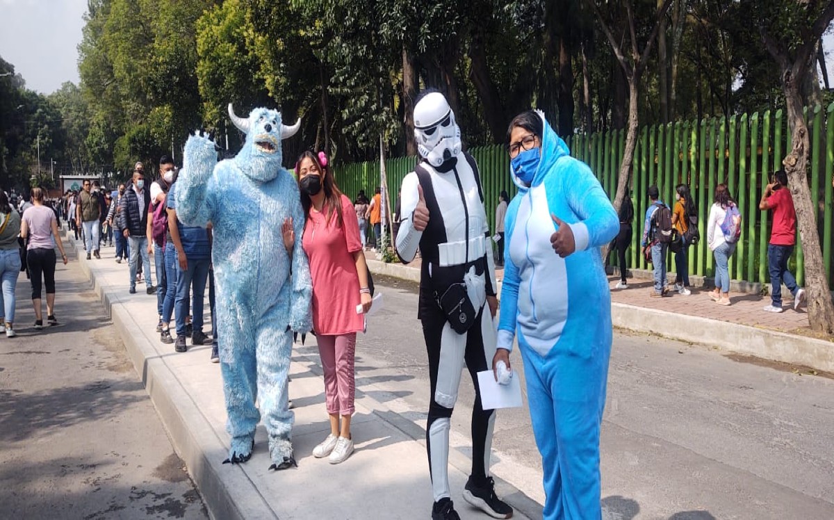 Jóvenes disfrazados acuden a jornada de vacunación anticovid en Xochimilco | Especial