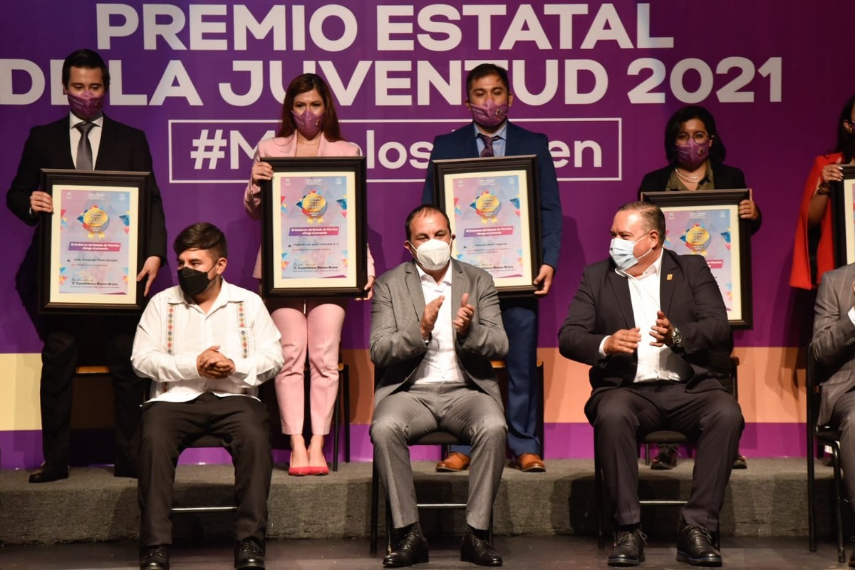 El mandatario estatal reconoció la participación activa de los galardonados en distintas áreas sociales. (Foto: Especial)