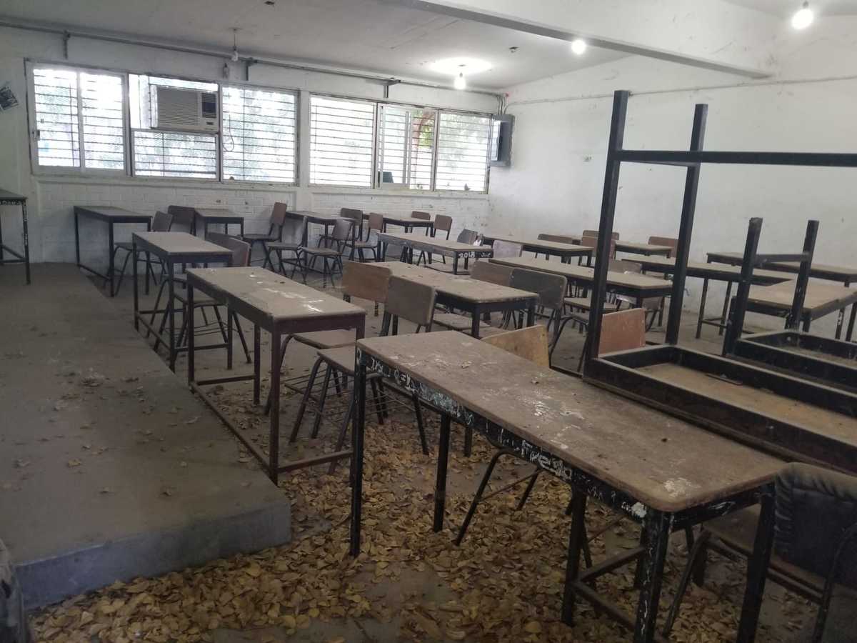 La mayoría de los planteles se encuentran abandonados. (Leticia Acosta)