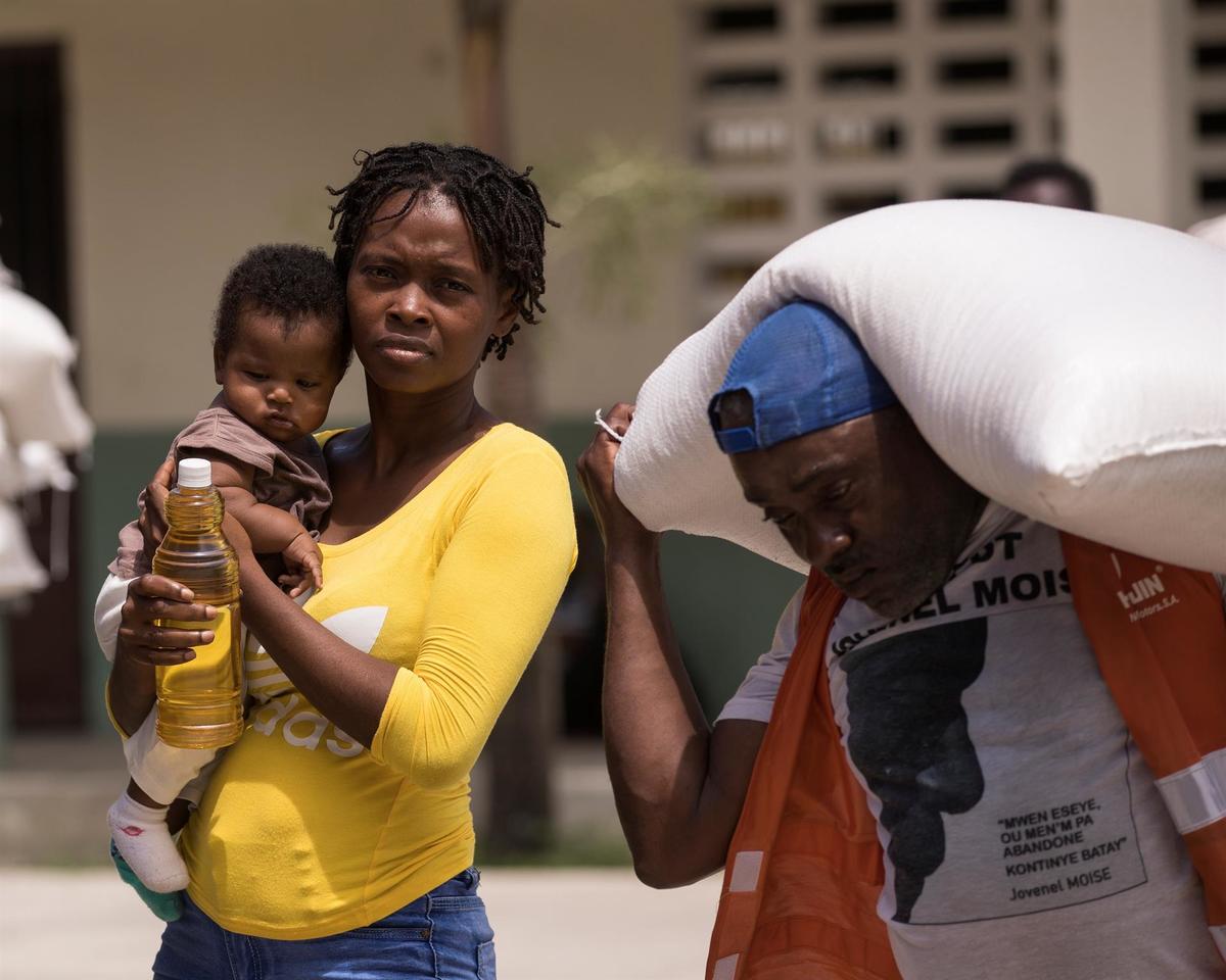 Desde el día miércoles se han ayudado a 2 mil 500 familias y se espera poder seguir apoyando a quienes lo necesitan. (EFE)