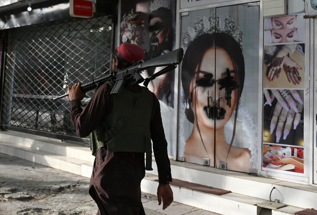 Negocios orientados a la belleza y la publicidad de mujeres han sido afectados en Afganistán. | AFP
