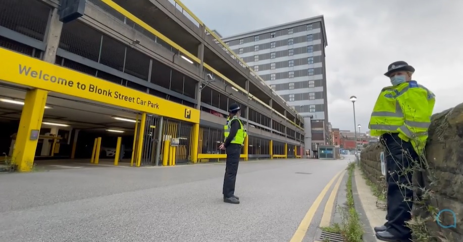 La policía en Inglaterra investiga las causas de la caída del niño afgano. | Captura The Sun