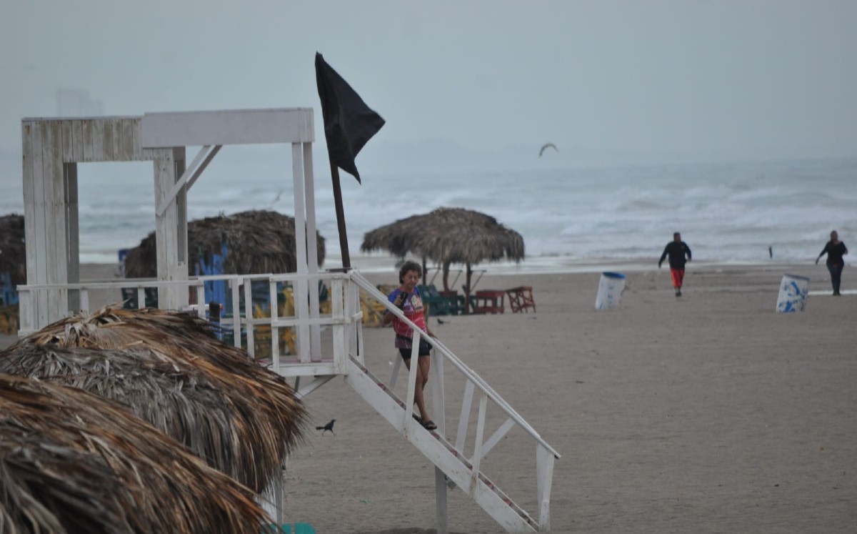 Bandera negra en playa Miramar. (Sergio Sánchez)
