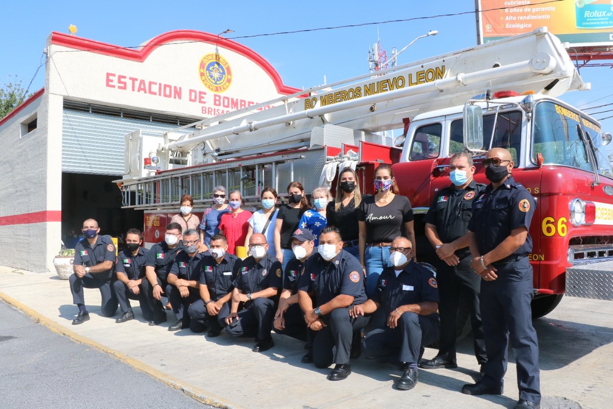 Celebran Día del Bombero en la colonia Las Brisas, Monterrey. Foto: Leonel Rocha.