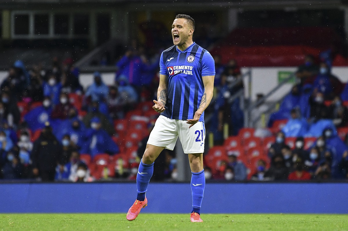 Jonathan Rodríguez, delantero de Cruz Azul en festejo de gol (Imago7)