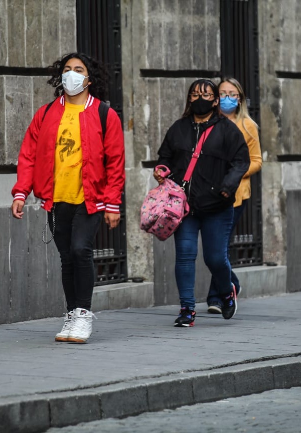 Personas paseando por calles del Centro Histórico durante la pandemia de covid-19 (Rodrigo del Río)