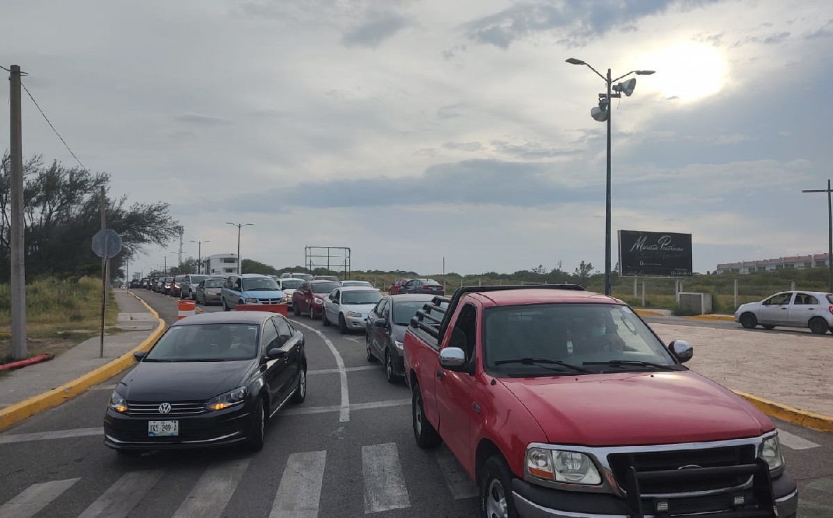Playa Miramar. Fila de autos para ingresar. (Jaime Maya)