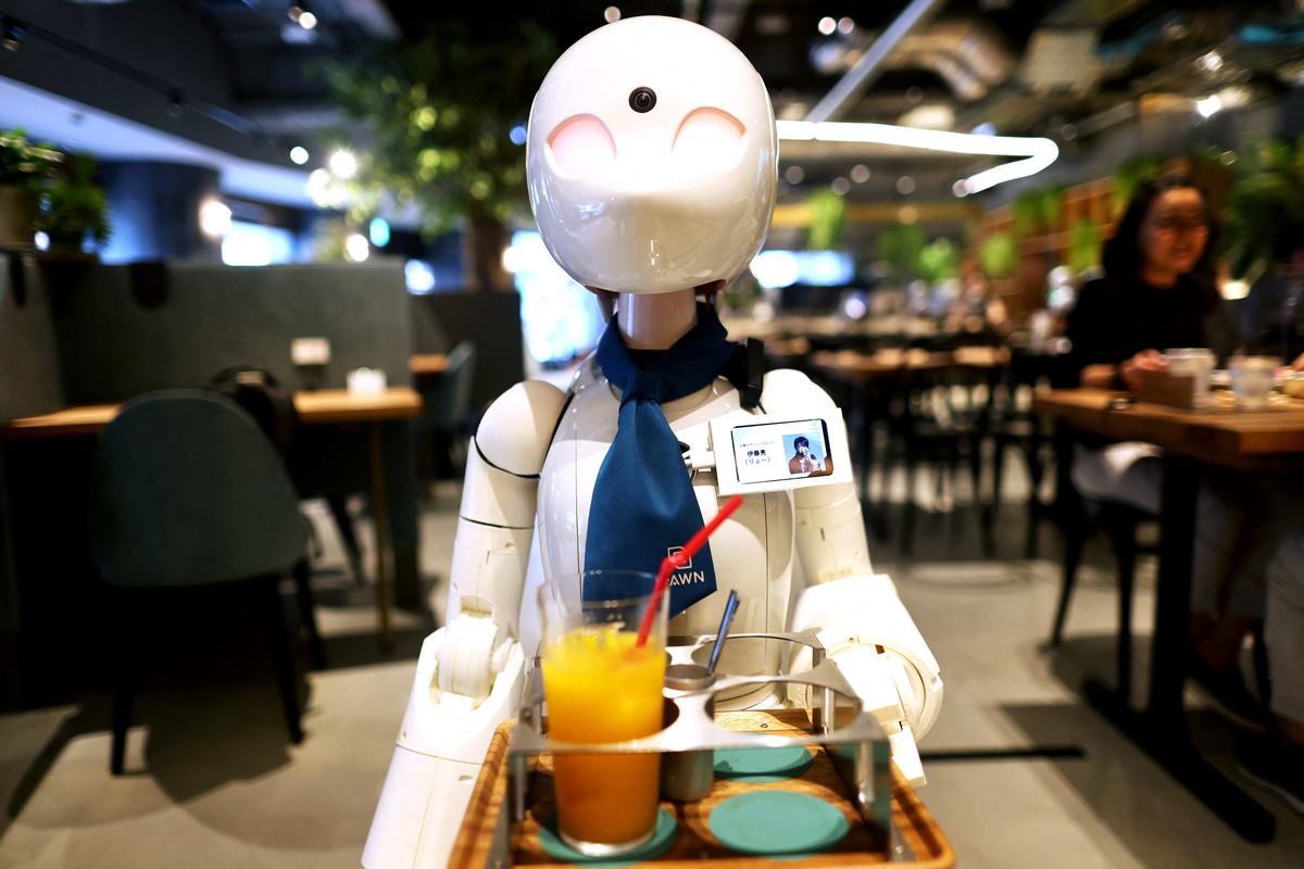 Los robots son manejados por empleados con discapacidad física y mental. (AFP)