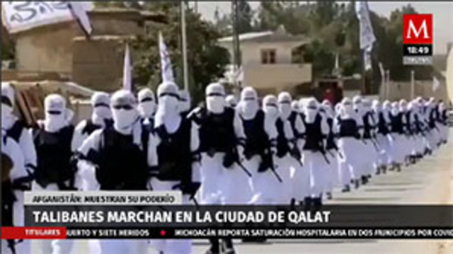 Talibanes marchan en la ciudad de Qalat