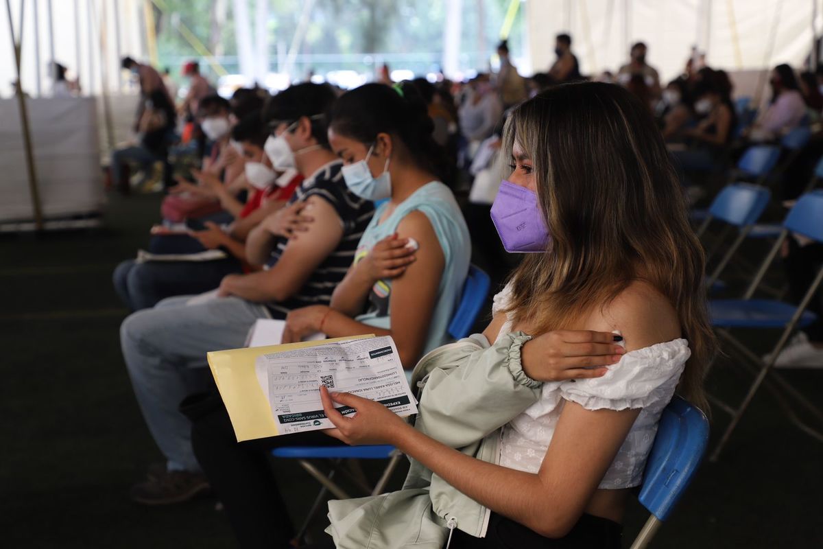 En Xochimilco están vacunando contra el covid-19 mayores de 18 años y rezagados. (Naomi Antonio)