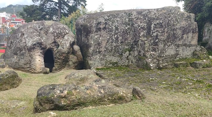 Es una curiosa construcción labrada en la piedra con forma de una casa. (Wendy Salas)