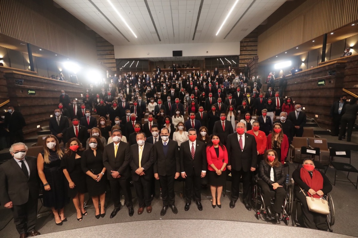 Diputados y dirigentes durante la primer reunión plenaria 'Va por México' | Especial