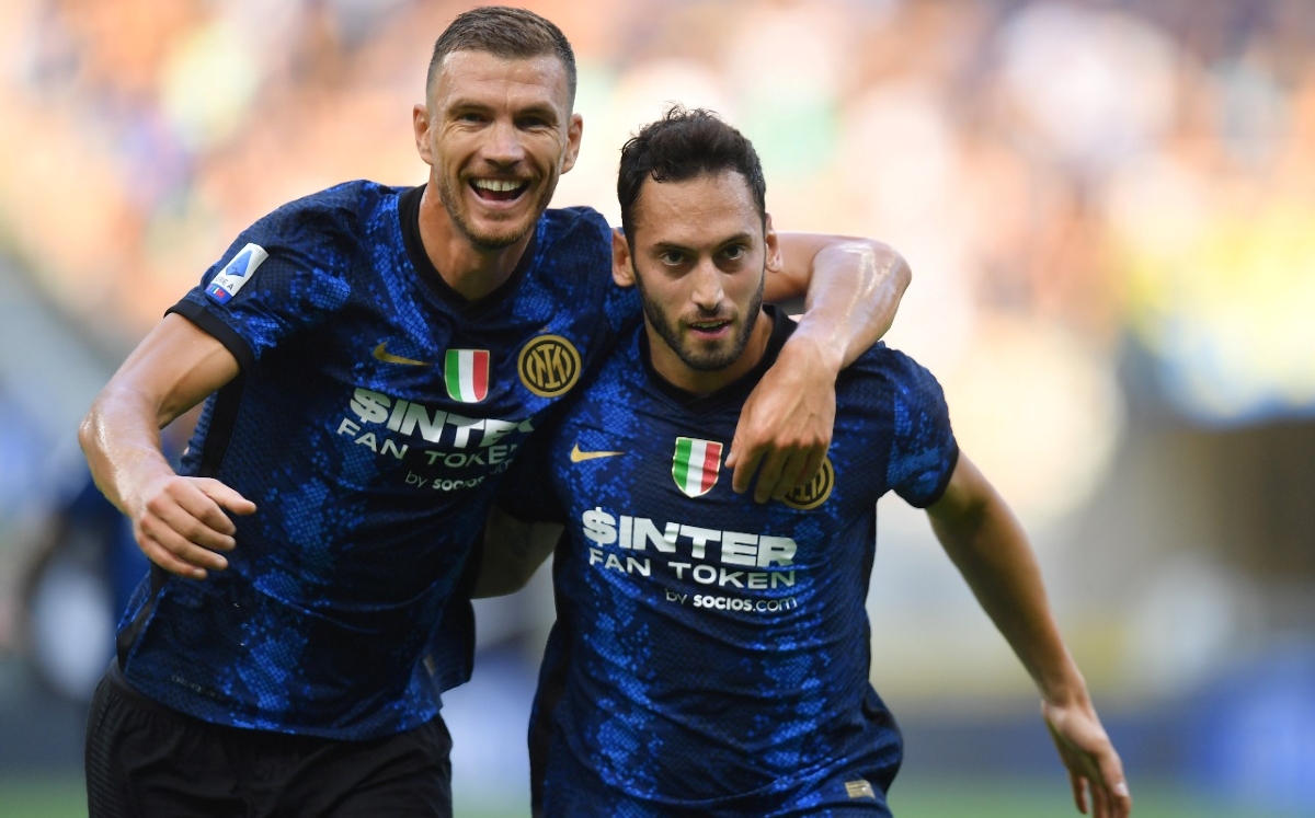 Edin Dzeko y Hakan Calhanoglu (Reuters)