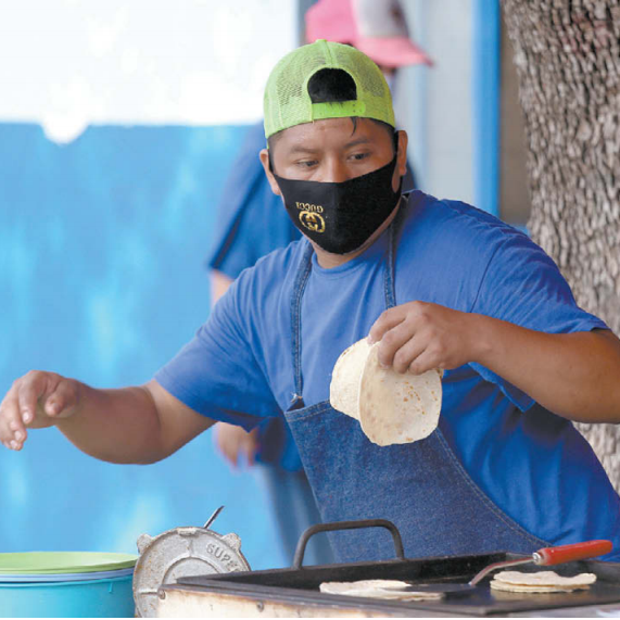 Germán José Pineda comenzó como mozo y llegó a ser cocinero en un restaurante sampetrino; ahora tiene su local en la Nuevo Repueblo. Jorge López