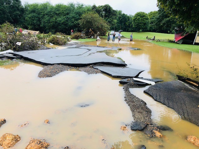 Las inundaciones en Tennessee generaron daños en carreteras: (Twitter: @WSMV)