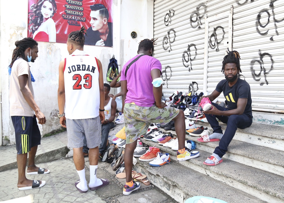 Los migrantes, en su mayoría haitianos, buscan apoyo de las autoridades migratorias. (Ariel Ojeda)