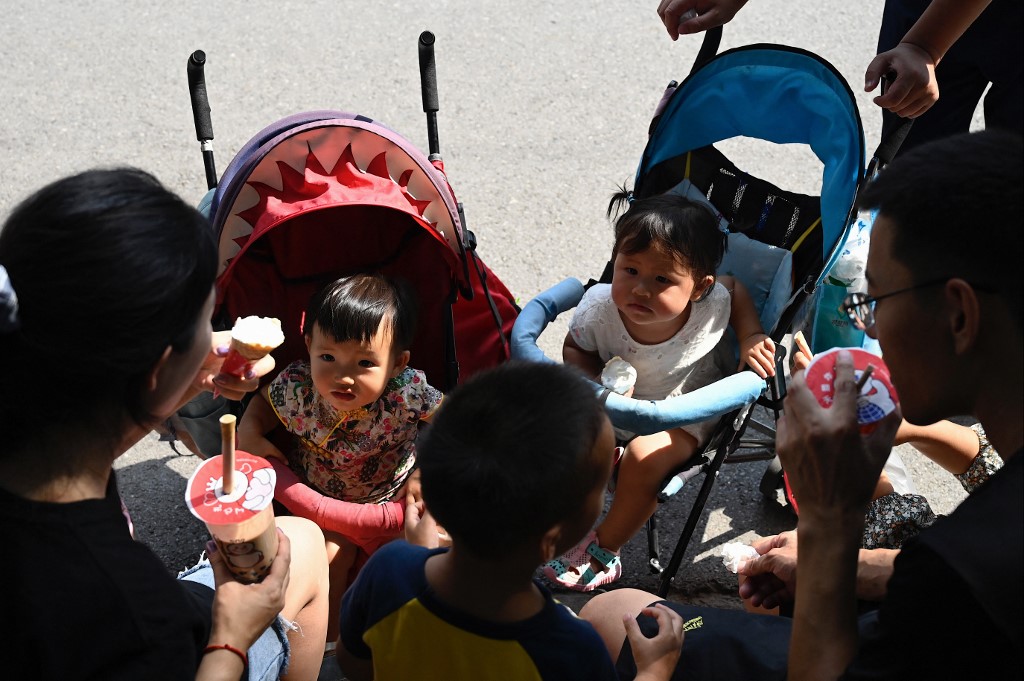 Al momento ya se permitía que los padres en China pudieran tener dos hijos. (AFP)