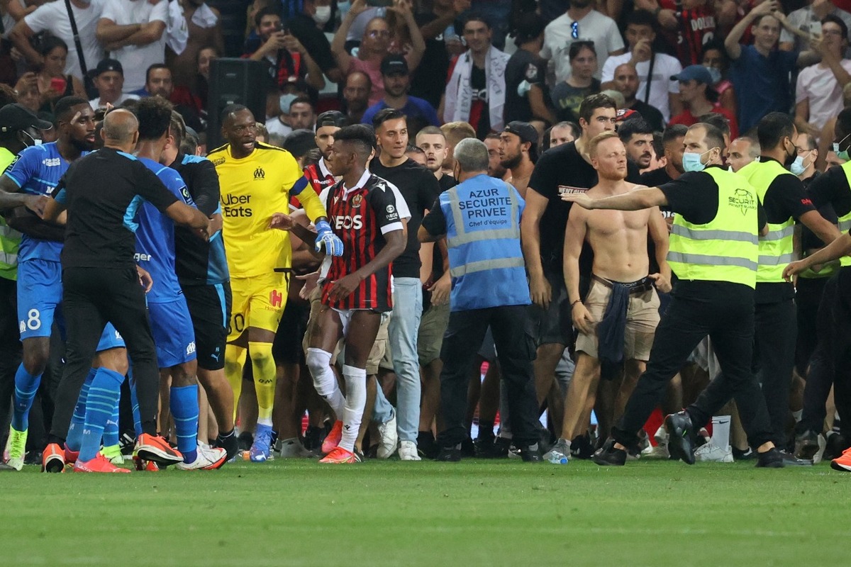 Aficionados del Niza irrumpieron en la cancha (AFP)