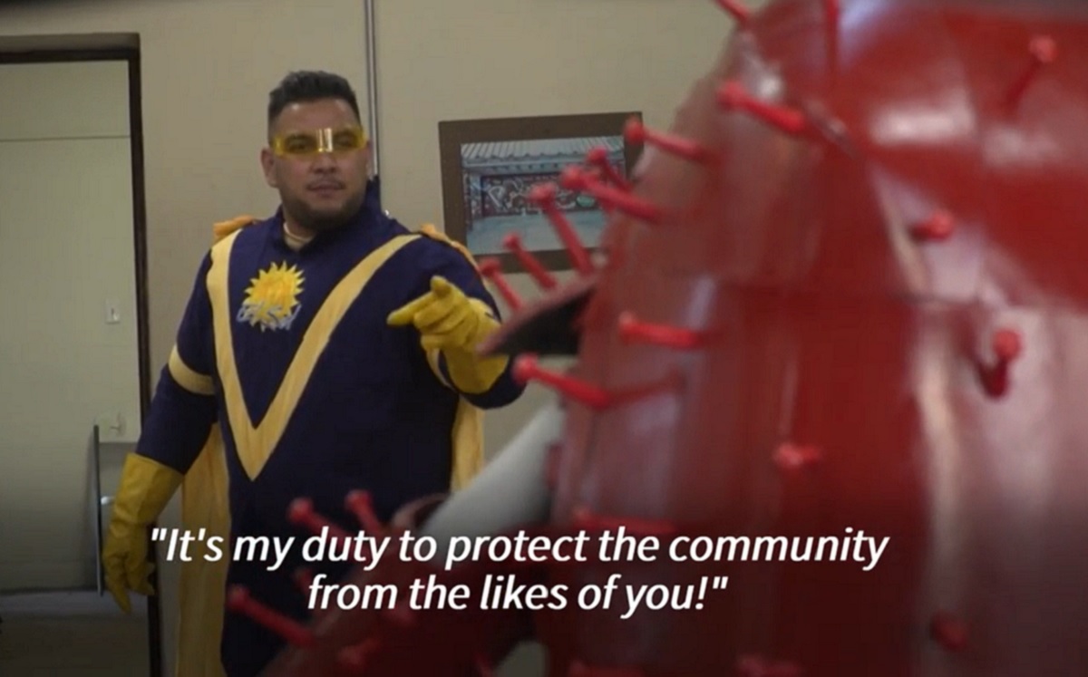 Con el Capitán Empatía pretenden animar al público joven a vacunarse contra el covid-19 en California. (Captura de video/AFP)