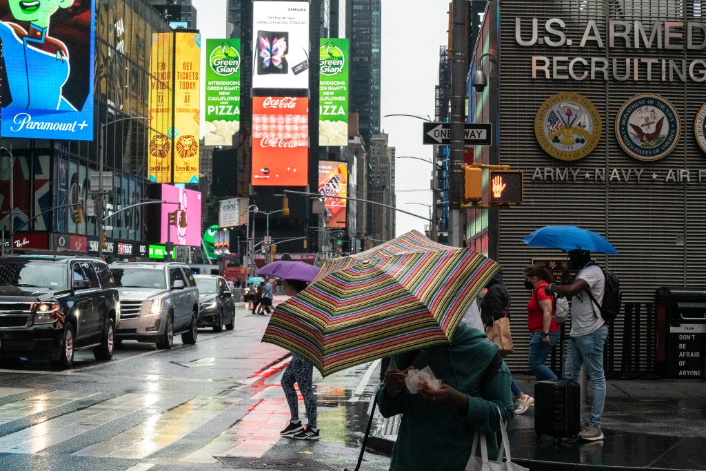 El ciclón Henry ya se empezaba degradar a tormenta tropical mientras se acercaba a Nueva York. (AFP)