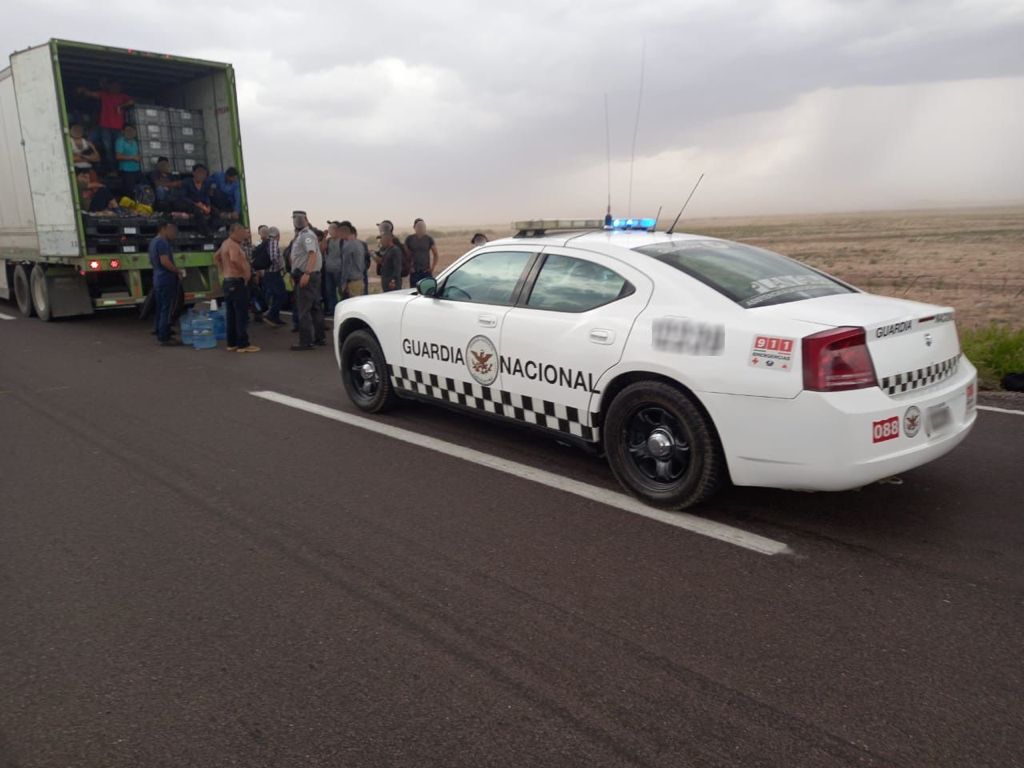 Guardia Nacional apoyó a 35 centroamericanos que viajaban en la caja de un tráiler. (Especial)
