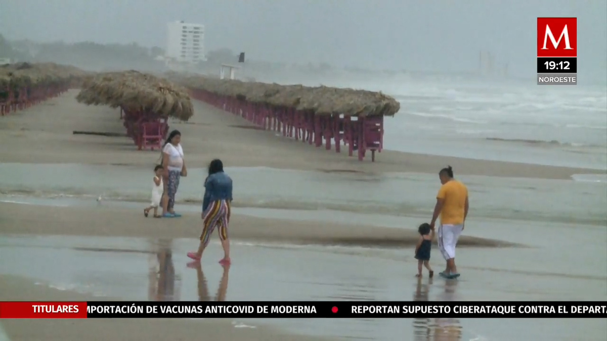 Huracán 'Grace' no impide que turistas busquen entrar a playa Miramar