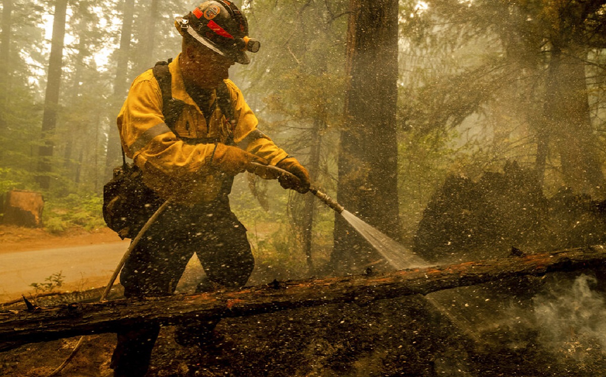 El incendio forestal al este de of Riverton, California el 19 de agosto de 2021 (AP foto/Ethan Swope)