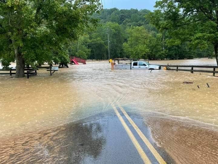 Las inundaciones en Tennessee han provocado daños en carreteras. (Twitter: @utvol669
