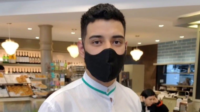 Miguel Morales es un mesero de 25 años que trabaja en un bar de Argentina. | Foto publicada por Infobae