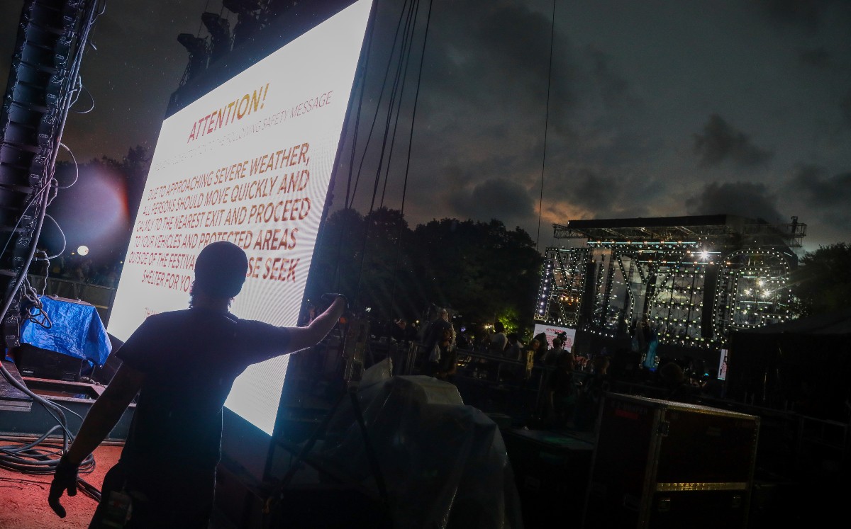 Unas personas abandonan una sección de Central Park luego de que los organizadores cancelaron el concierto "We Love NYC: The Homecoming Concert" por l