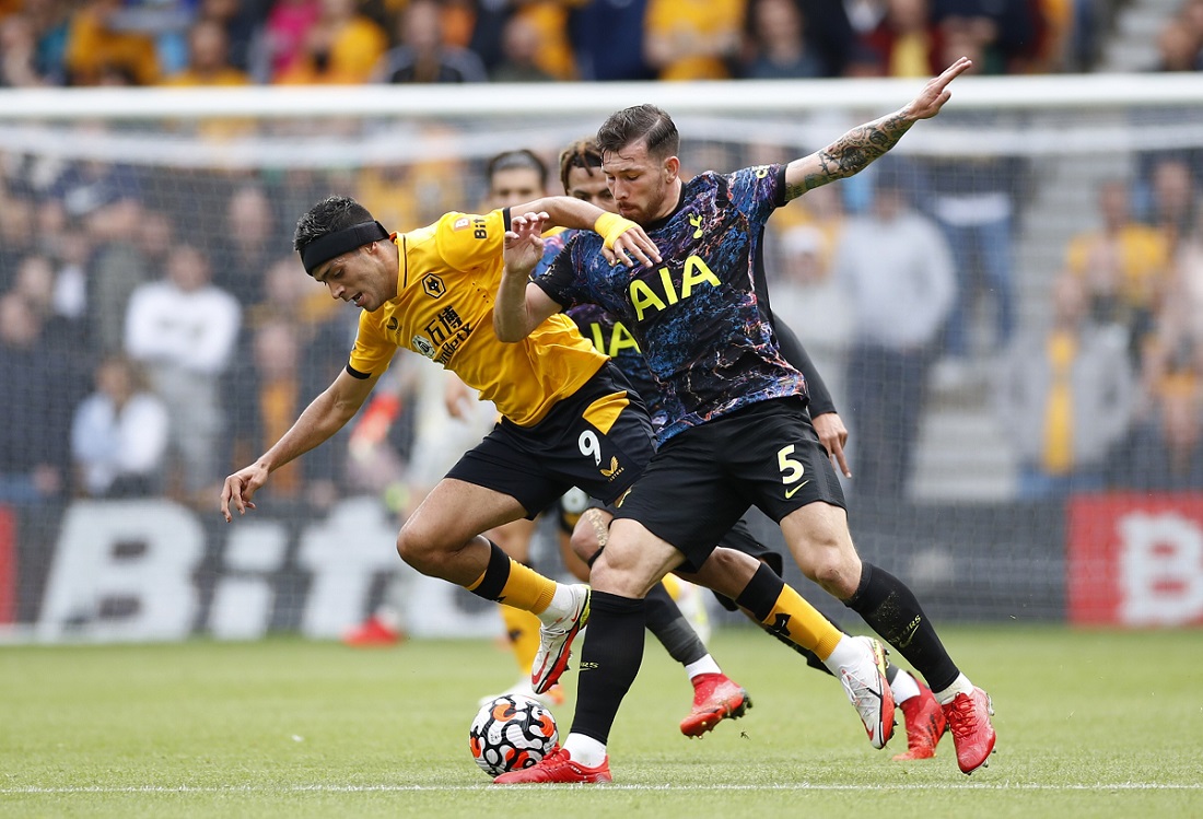 Raúl Jiménez durante el partido frente al Tottenham (Reuters)