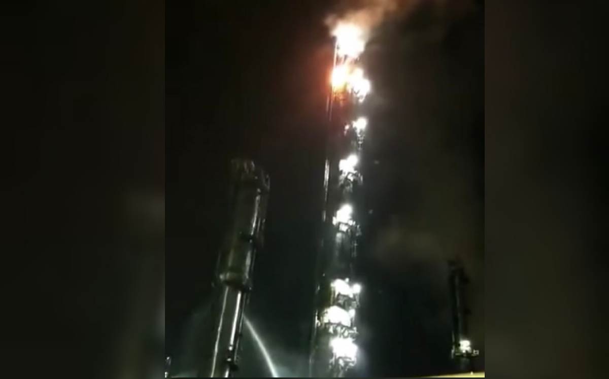 Rayo incendia torre de etileno en Complejo Cangrejera de Pemex